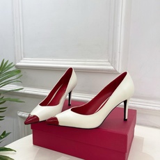 Valentino 华伦天奴 26𝐬𝐬 2026秋冬新品 金属小V扣尖头高跟单鞋 上新☑️ —————————————— Valentino 华伦天奴 26𝐬𝐬 2026秋冬新品 金属小V扣尖头高跟单鞋 上新☑️ ——————————————