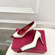 Valentino 华伦天奴 26𝐬𝐬 2026秋冬新品 金属小V扣尖头高跟单鞋 上新☑️ —————————————— Valentino 华伦天奴 26𝐬𝐬 2026秋冬新品 金属小V扣尖头高跟单鞋 上新☑️ ——————————————