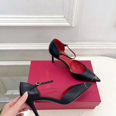 Valentino 华伦天奴 26𝐬𝐬 2026秋冬新品 金属小V扣尖头高跟中空凉鞋 上新☑️ ———————————— Valentino 华伦天奴 26𝐬𝐬 2026秋冬新品 金属小V扣尖头高跟中空凉鞋 上新☑️ ————————————