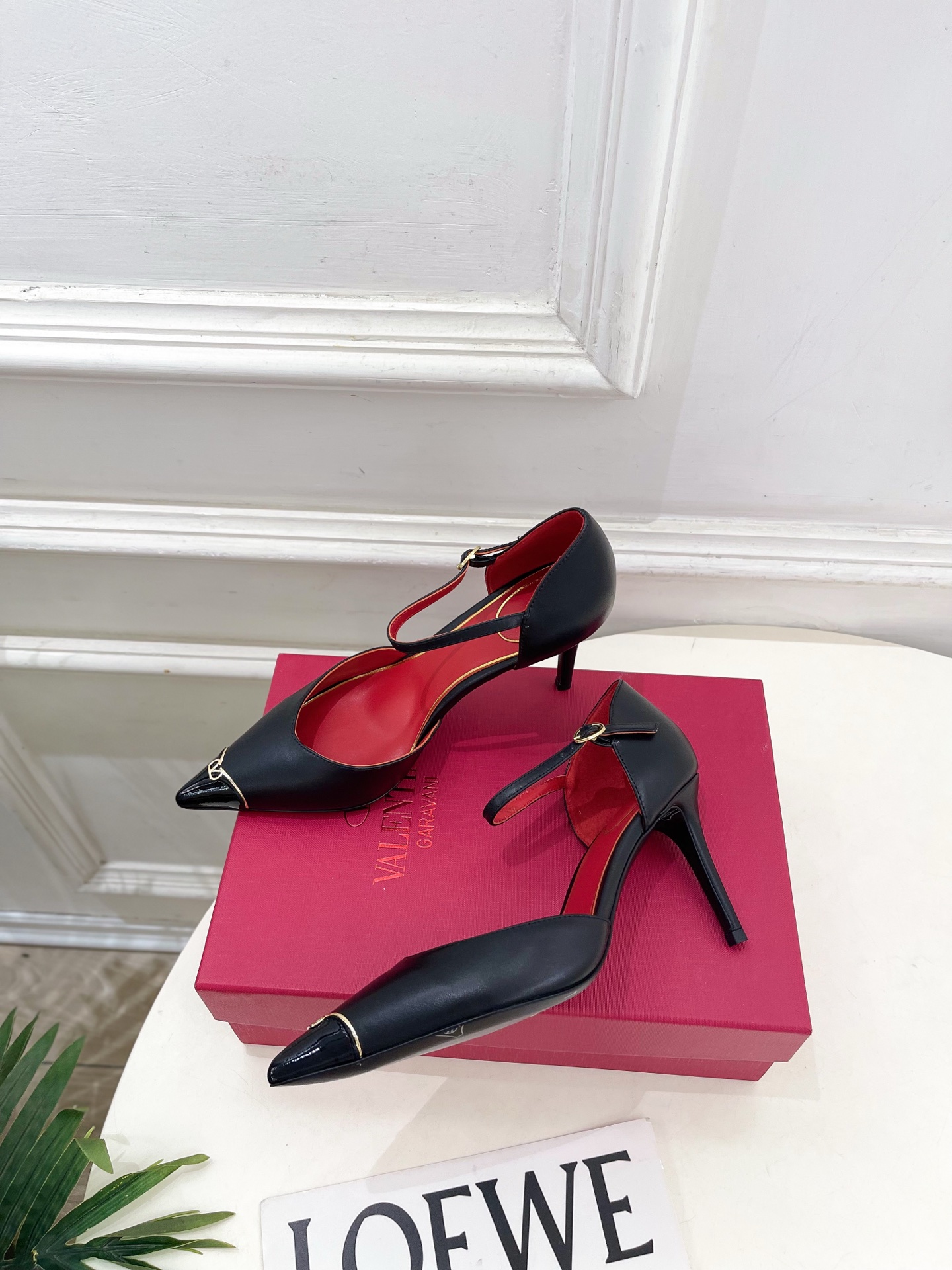 Valentino 华伦天奴 26𝐬𝐬 2026秋冬新品 金属小V扣尖头高跟中空凉鞋 上新☑️ ———————————— Valentino 华伦天奴 26𝐬𝐬 2026秋冬新品 金属小V扣尖头高跟中空凉鞋 上新☑️ ————————————