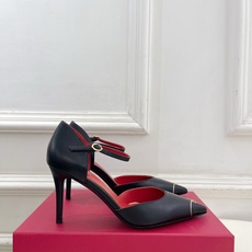 Valentino 华伦天奴 26𝐬𝐬 2026秋冬新品 金属小V扣尖头高跟中空凉鞋 上新☑️ ———————————— Valentino 华伦天奴 26𝐬𝐬 2026秋冬新品 金属小V扣尖头高跟中空凉鞋 上新☑️ ————————————