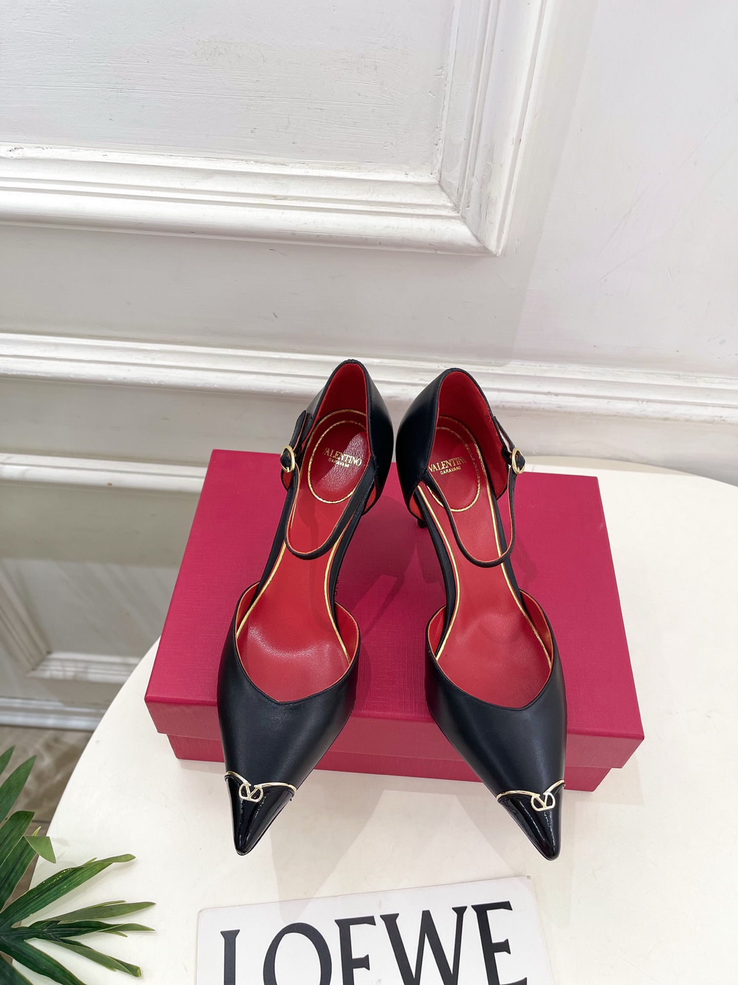 Valentino 华伦天奴 26𝐬𝐬 2026秋冬新品 金属小V扣尖头高跟中空凉鞋 上新☑️ ————————————