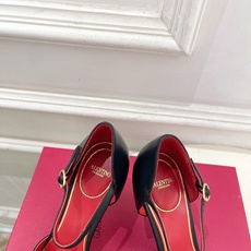 Valentino 华伦天奴 26𝐬𝐬 2026秋冬新品 金属小V扣尖头高跟中空凉鞋 上新☑️ ———————————— Valentino 华伦天奴 26𝐬𝐬 2026秋冬新品 金属小V扣尖头高跟中空凉鞋 上新☑️ ————————————