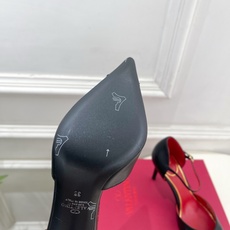 Valentino 华伦天奴 26𝐬𝐬 2026秋冬新品 金属小V扣尖头高跟中空凉鞋 上新☑️ ———————————— Valentino 华伦天奴 26𝐬𝐬 2026秋冬新品 金属小V扣尖头高跟中空凉鞋 上新☑️ ————————————