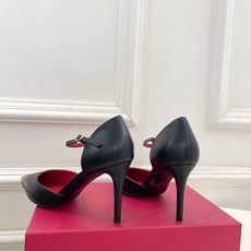 Valentino 华伦天奴 26𝐬𝐬 2026秋冬新品 金属小V扣尖头高跟中空凉鞋 上新☑️ ———————————— Valentino 华伦天奴 26𝐬𝐬 2026秋冬新品 金属小V扣尖头高跟中空凉鞋 上新☑️ ————————————
