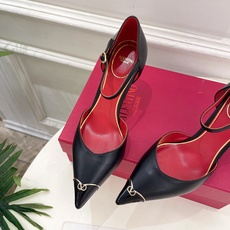Valentino 华伦天奴 26𝐬𝐬 2026秋冬新品 金属小V扣尖头高跟中空凉鞋 上新☑️ ———————————— Valentino 华伦天奴 26𝐬𝐬 2026秋冬新品 金属小V扣尖头高跟中空凉鞋 上新☑️ ————————————