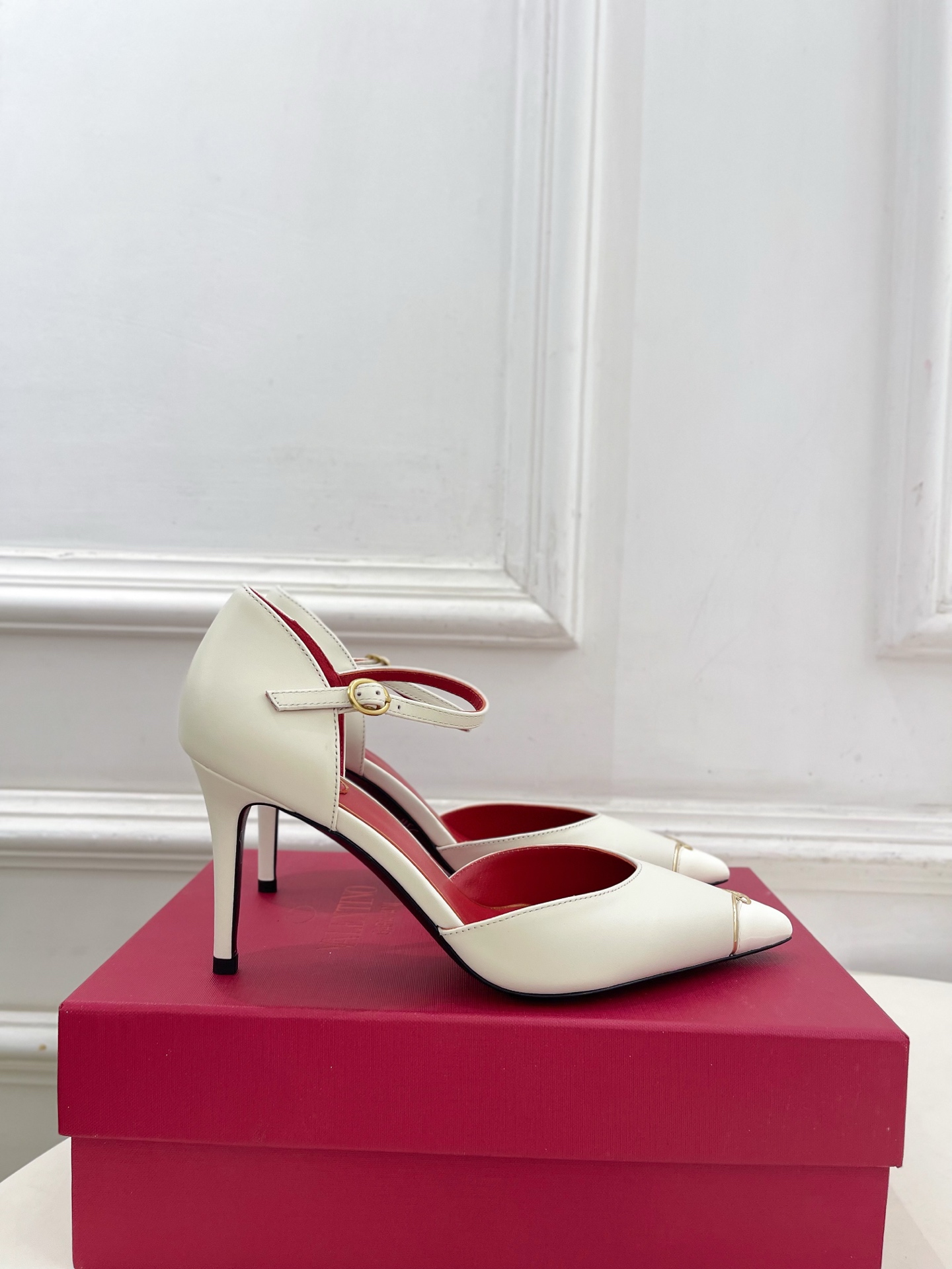 Valentino 华伦天奴 26𝐬𝐬 2026秋冬新品 金属小V扣尖头高跟中空凉鞋 上新☑️ ———————————— Valentino 华伦天奴 26𝐬𝐬 2026秋冬新品 金属小V扣尖头高跟中空凉鞋 上新☑️ ————————————