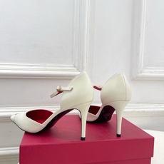 Valentino 华伦天奴 26𝐬𝐬 2026秋冬新品 金属小V扣尖头高跟中空凉鞋 上新☑️ ———————————— Valentino 华伦天奴 26𝐬𝐬 2026秋冬新品 金属小V扣尖头高跟中空凉鞋 上新☑️ ————————————