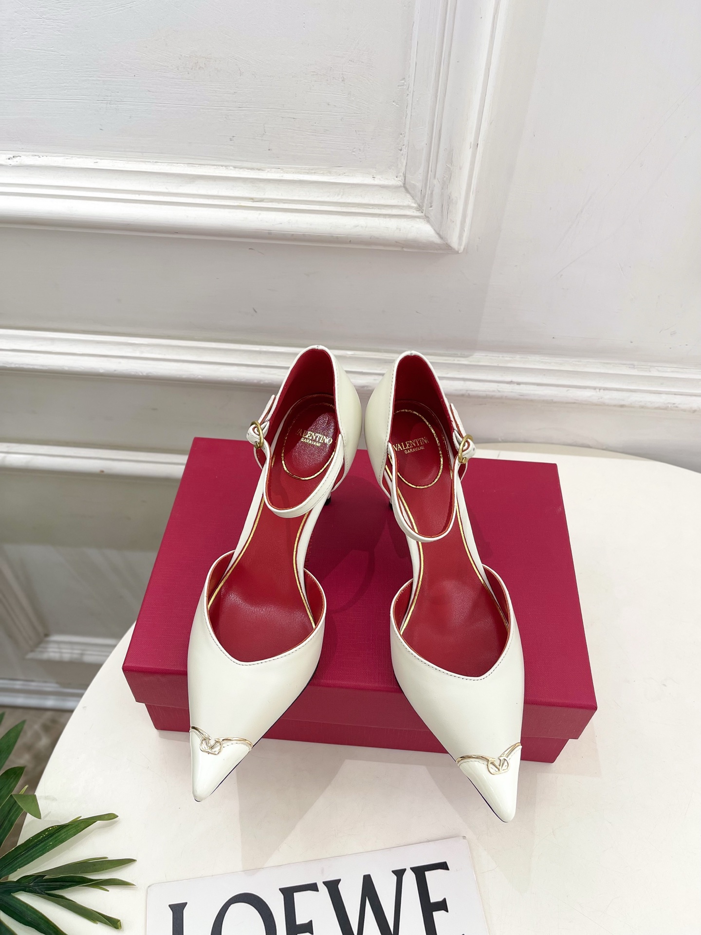 Valentino 华伦天奴 26𝐬𝐬 2026秋冬新品 金属小V扣尖头高跟中空凉鞋 上新☑️ ————————————