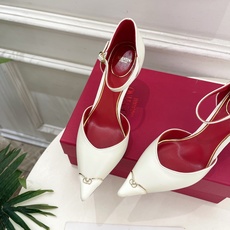 Valentino 华伦天奴 26𝐬𝐬 2026秋冬新品 金属小V扣尖头高跟中空凉鞋 上新☑️ ———————————— Valentino 华伦天奴 26𝐬𝐬 2026秋冬新品 金属小V扣尖头高跟中空凉鞋 上新☑️ ————————————