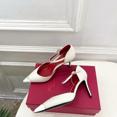 Valentino 华伦天奴 26𝐬𝐬 2026秋冬新品 金属小V扣尖头高跟中空凉鞋 上新☑️ ———————————— Valentino 华伦天奴 26𝐬𝐬 2026秋冬新品 金属小V扣尖头高跟中空凉鞋 上新☑️ ————————————