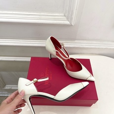 Valentino 华伦天奴 26𝐬𝐬 2026秋冬新品 金属小V扣尖头高跟中空凉鞋 上新☑️ ———————————— Valentino 华伦天奴 26𝐬𝐬 2026秋冬新品 金属小V扣尖头高跟中空凉鞋 上新☑️ ————————————