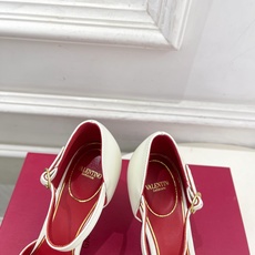 Valentino 华伦天奴 26𝐬𝐬 2026秋冬新品 金属小V扣尖头高跟中空凉鞋 上新☑️ ———————————— Valentino 华伦天奴 26𝐬𝐬 2026秋冬新品 金属小V扣尖头高跟中空凉鞋 上新☑️ ————————————