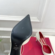 Valentino 华伦天奴 26𝐬𝐬 2026秋冬新品 金属小V扣尖头高跟中空凉鞋 上新☑️ ———————————— Valentino 华伦天奴 26𝐬𝐬 2026秋冬新品 金属小V扣尖头高跟中空凉鞋 上新☑️ ————————————