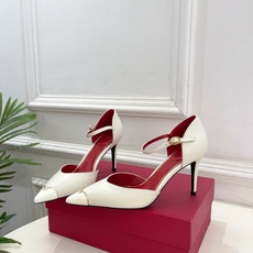 Valentino 华伦天奴 26𝐬𝐬 2026秋冬新品 金属小V扣尖头高跟中空凉鞋 上新☑️ ———————————— Valentino 华伦天奴 26𝐬𝐬 2026秋冬新品 金属小V扣尖头高跟中空凉鞋 上新☑️ ————————————