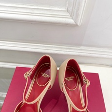 Valentino 华伦天奴 26𝐬𝐬 2026秋冬新品 金属小V扣尖头高跟中空凉鞋 上新☑️ ———————————— Valentino 华伦天奴 26𝐬𝐬 2026秋冬新品 金属小V扣尖头高跟中空凉鞋 上新☑️ ————————————
