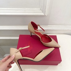 Valentino 华伦天奴 26𝐬𝐬 2026秋冬新品 金属小V扣尖头高跟中空凉鞋 上新☑️ ———————————— Valentino 华伦天奴 26𝐬𝐬 2026秋冬新品 金属小V扣尖头高跟中空凉鞋 上新☑️ ————————————