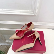 Valentino 华伦天奴 26𝐬𝐬 2026秋冬新品 金属小V扣尖头高跟中空凉鞋 上新☑️ ———————————— Valentino 华伦天奴 26𝐬𝐬 2026秋冬新品 金属小V扣尖头高跟中空凉鞋 上新☑️ ————————————