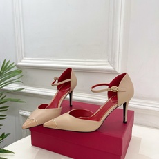 Valentino 华伦天奴 26𝐬𝐬 2026秋冬新品 金属小V扣尖头高跟中空凉鞋 上新☑️ ———————————— Valentino 华伦天奴 26𝐬𝐬 2026秋冬新品 金属小V扣尖头高跟中空凉鞋 上新☑️ ————————————