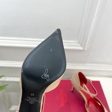 Valentino 华伦天奴 26𝐬𝐬 2026秋冬新品 金属小V扣尖头高跟中空凉鞋 上新☑️ ———————————— Valentino 华伦天奴 26𝐬𝐬 2026秋冬新品 金属小V扣尖头高跟中空凉鞋 上新☑️ ————————————