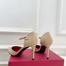 Valentino 华伦天奴 26𝐬𝐬 2026秋冬新品 金属小V扣尖头高跟中空凉鞋 上新☑️ ———————————— Valentino 华伦天奴 26𝐬𝐬 2026秋冬新品 金属小V扣尖头高跟中空凉鞋 上新☑️ ————————————