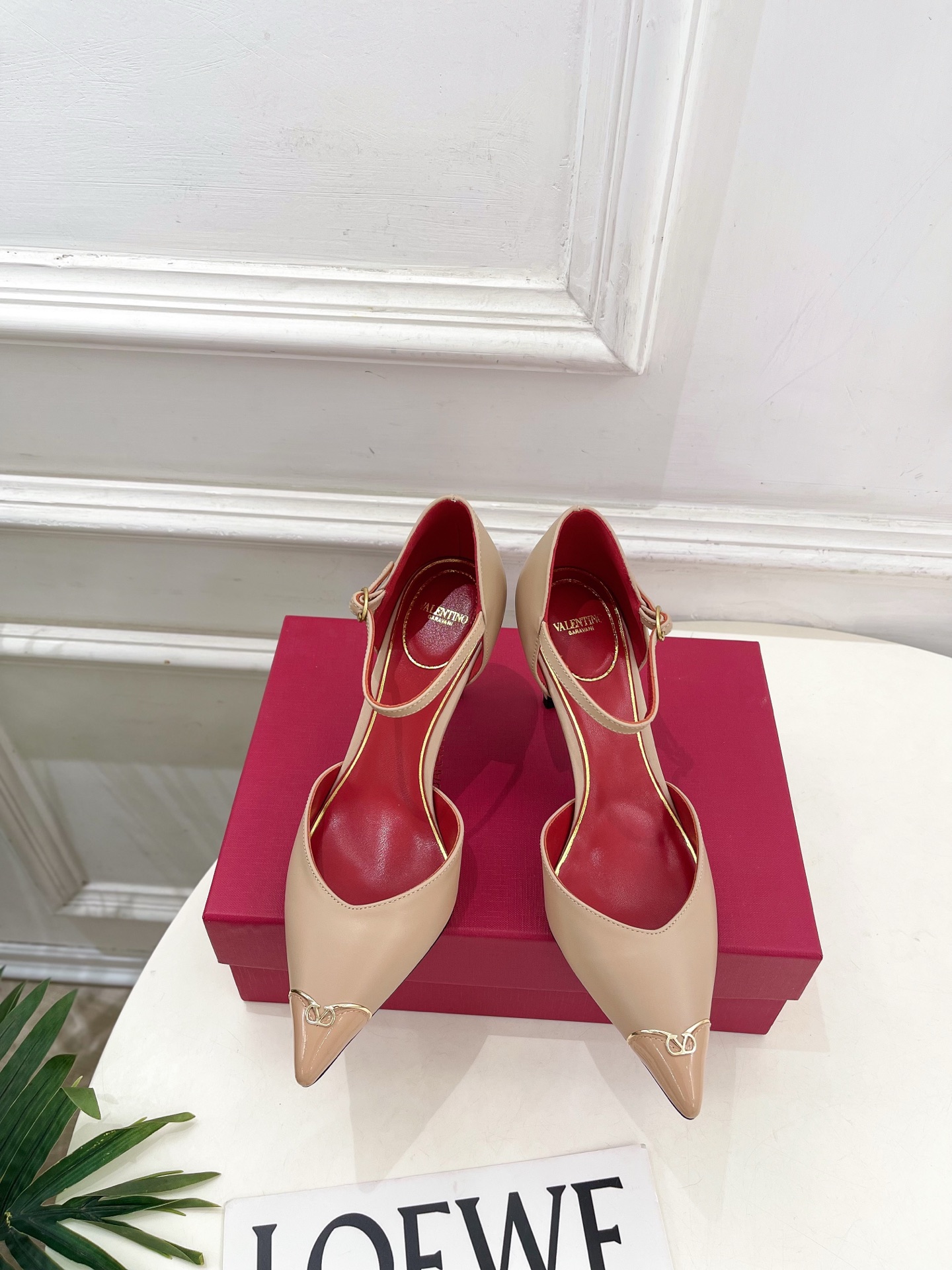 Valentino 华伦天奴 26𝐬𝐬 2026秋冬新品 金属小V扣尖头高跟中空凉鞋 上新☑️ ————————————