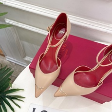Valentino 华伦天奴 26𝐬𝐬 2026秋冬新品 金属小V扣尖头高跟中空凉鞋 上新☑️ ———————————— Valentino 华伦天奴 26𝐬𝐬 2026秋冬新品 金属小V扣尖头高跟中空凉鞋 上新☑️ ————————————