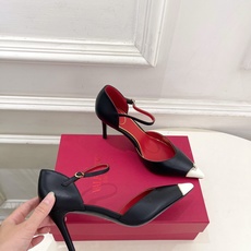 Valentino 华伦天奴 26𝐬𝐬 2026秋冬新品 金属小V扣尖头高跟中空凉鞋 上新☑️ ———————————— Valentino 华伦天奴 26𝐬𝐬 2026秋冬新品 金属小V扣尖头高跟中空凉鞋 上新☑️ ————————————