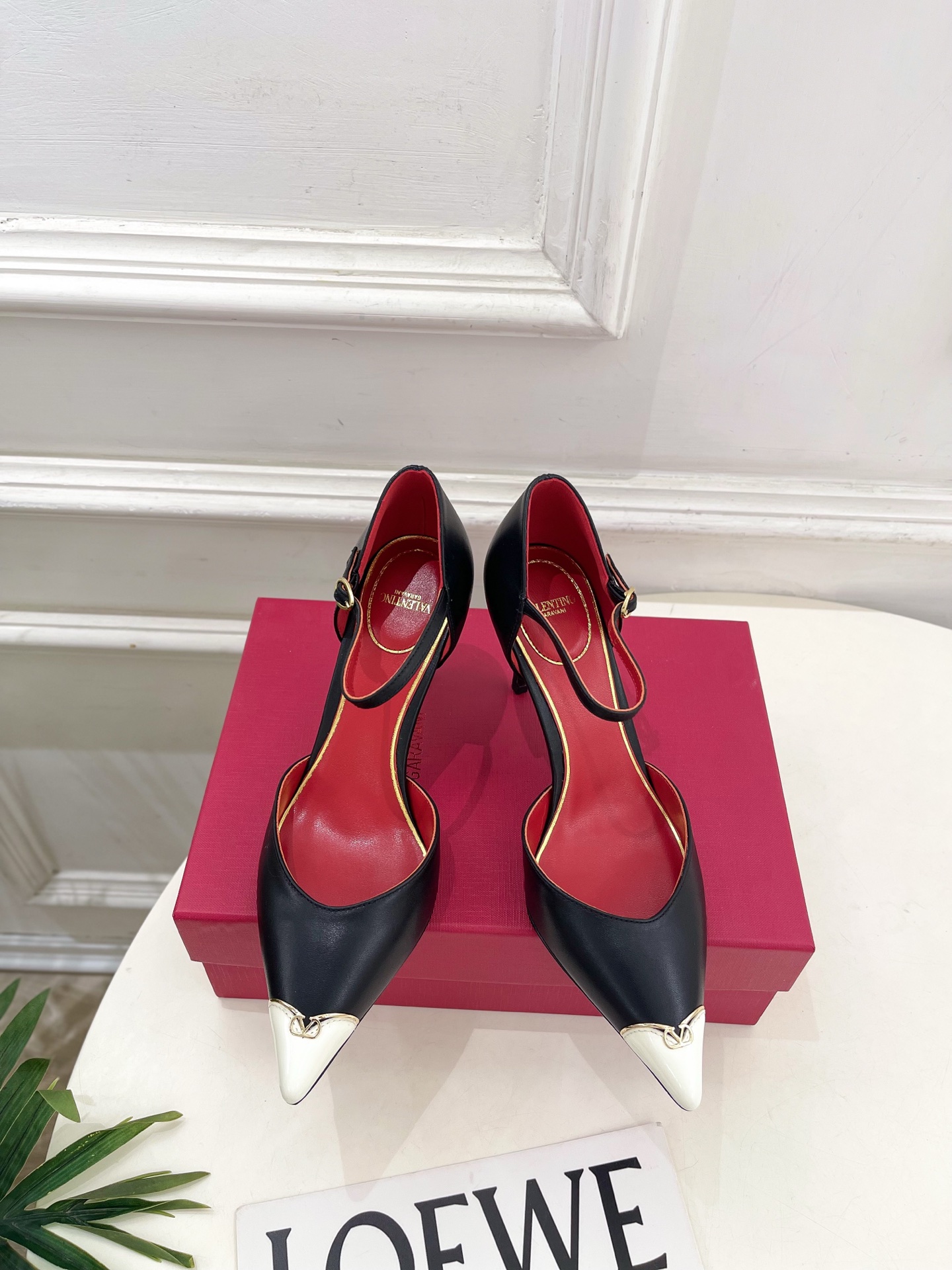 Valentino 华伦天奴 26𝐬𝐬 2026秋冬新品 金属小V扣尖头高跟中空凉鞋 上新☑️ ————————————