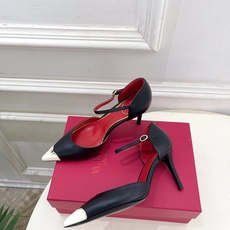 Valentino 华伦天奴 26𝐬𝐬 2026秋冬新品 金属小V扣尖头高跟中空凉鞋 上新☑️ ———————————— Valentino 华伦天奴 26𝐬𝐬 2026秋冬新品 金属小V扣尖头高跟中空凉鞋 上新☑️ ————————————