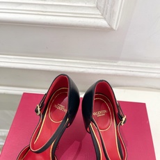 Valentino 华伦天奴 26𝐬𝐬 2026秋冬新品 金属小V扣尖头高跟中空凉鞋 上新☑️ ———————————— Valentino 华伦天奴 26𝐬𝐬 2026秋冬新品 金属小V扣尖头高跟中空凉鞋 上新☑️ ————————————