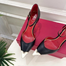 Valentino 华伦天奴 26𝐬𝐬 2026秋冬新品 金属小V扣尖头高跟中空凉鞋 上新☑️ ———————————— Valentino 华伦天奴 26𝐬𝐬 2026秋冬新品 金属小V扣尖头高跟中空凉鞋 上新☑️ ————————————