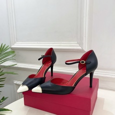 Valentino 华伦天奴 26𝐬𝐬 2026秋冬新品 金属小V扣尖头高跟中空凉鞋 上新☑️ ———————————— Valentino 华伦天奴 26𝐬𝐬 2026秋冬新品 金属小V扣尖头高跟中空凉鞋 上新☑️ ————————————