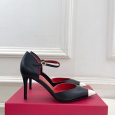 Valentino 华伦天奴 26𝐬𝐬 2026秋冬新品 金属小V扣尖头高跟中空凉鞋 上新☑️ ———————————— Valentino 华伦天奴 26𝐬𝐬 2026秋冬新品 金属小V扣尖头高跟中空凉鞋 上新☑️ ————————————