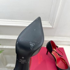 Valentino 华伦天奴 26𝐬𝐬 2026秋冬新品 金属小V扣尖头高跟中空凉鞋 上新☑️ ———————————— Valentino 华伦天奴 26𝐬𝐬 2026秋冬新品 金属小V扣尖头高跟中空凉鞋 上新☑️ ————————————