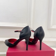 Valentino 华伦天奴 26𝐬𝐬 2026秋冬新品 金属小V扣尖头高跟中空凉鞋 上新☑️ ———————————— Valentino 华伦天奴 26𝐬𝐬 2026秋冬新品 金属小V扣尖头高跟中空凉鞋 上新☑️ ————————————