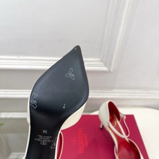 Valentino 华伦天奴 26𝐬𝐬 2026秋冬新品 金属小V扣尖头高跟中空凉鞋 上新☑️ ———————————— Valentino 华伦天奴 26𝐬𝐬 2026秋冬新品 金属小V扣尖头高跟中空凉鞋 上新☑️ ————————————
