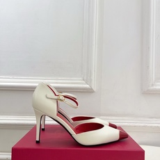 Valentino 华伦天奴 26𝐬𝐬 2026秋冬新品 金属小V扣尖头高跟中空凉鞋 上新☑️ ———————————— Valentino 华伦天奴 26𝐬𝐬 2026秋冬新品 金属小V扣尖头高跟中空凉鞋 上新☑️ ————————————