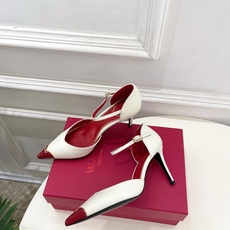 Valentino 华伦天奴 26𝐬𝐬 2026秋冬新品 金属小V扣尖头高跟中空凉鞋 上新☑️ ———————————— Valentino 华伦天奴 26𝐬𝐬 2026秋冬新品 金属小V扣尖头高跟中空凉鞋 上新☑️ ————————————