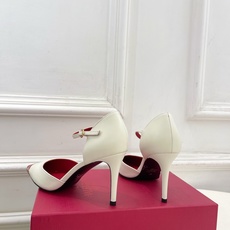 Valentino 华伦天奴 26𝐬𝐬 2026秋冬新品 金属小V扣尖头高跟中空凉鞋 上新☑️ ———————————— Valentino 华伦天奴 26𝐬𝐬 2026秋冬新品 金属小V扣尖头高跟中空凉鞋 上新☑️ ————————————