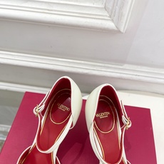 Valentino 华伦天奴 26𝐬𝐬 2026秋冬新品 金属小V扣尖头高跟中空凉鞋 上新☑️ ———————————— Valentino 华伦天奴 26𝐬𝐬 2026秋冬新品 金属小V扣尖头高跟中空凉鞋 上新☑️ ————————————