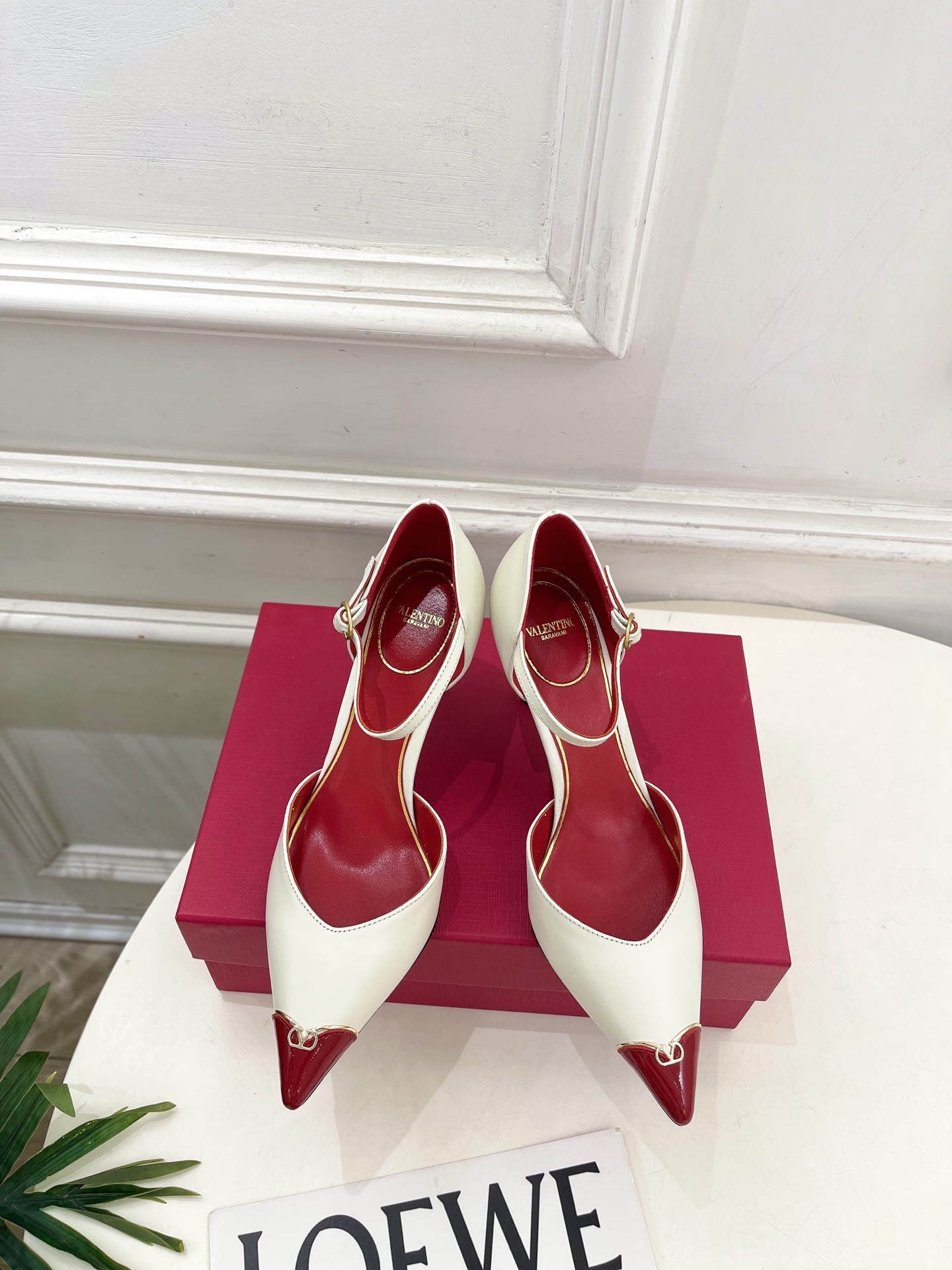Valentino 华伦天奴 26𝐬𝐬 2026秋冬新品 金属小V扣尖头高跟中空凉鞋 上新☑️ ————————————