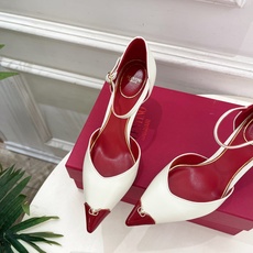 Valentino 华伦天奴 26𝐬𝐬 2026秋冬新品 金属小V扣尖头高跟中空凉鞋 上新☑️ ———————————— Valentino 华伦天奴 26𝐬𝐬 2026秋冬新品 金属小V扣尖头高跟中空凉鞋 上新☑️ ————————————