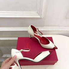 Valentino 华伦天奴 26𝐬𝐬 2026秋冬新品 金属小V扣尖头高跟中空凉鞋 上新☑️ ———————————— Valentino 华伦天奴 26𝐬𝐬 2026秋冬新品 金属小V扣尖头高跟中空凉鞋 上新☑️ ————————————