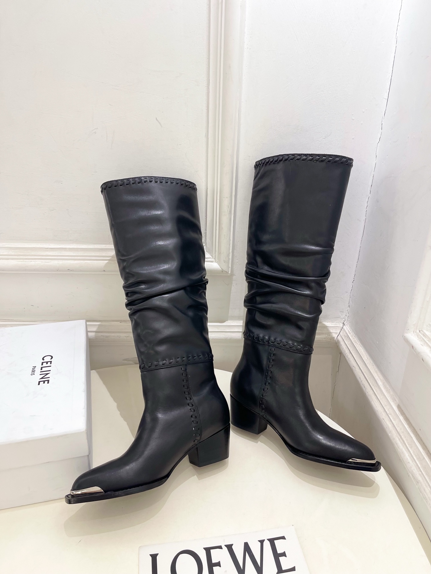 CELINE | 赛琳 26𝐬𝐬 💛2026秋冬新品 复古金属头西部粗跟堆堆靴长靴 上新! 🔜BS 这一季的赛琳真 CELINE | 赛琳 26𝐬𝐬 💛2026秋冬新品 复古金属头西部粗跟堆堆靴长靴 上新! 🔜BS 这一季的赛琳真