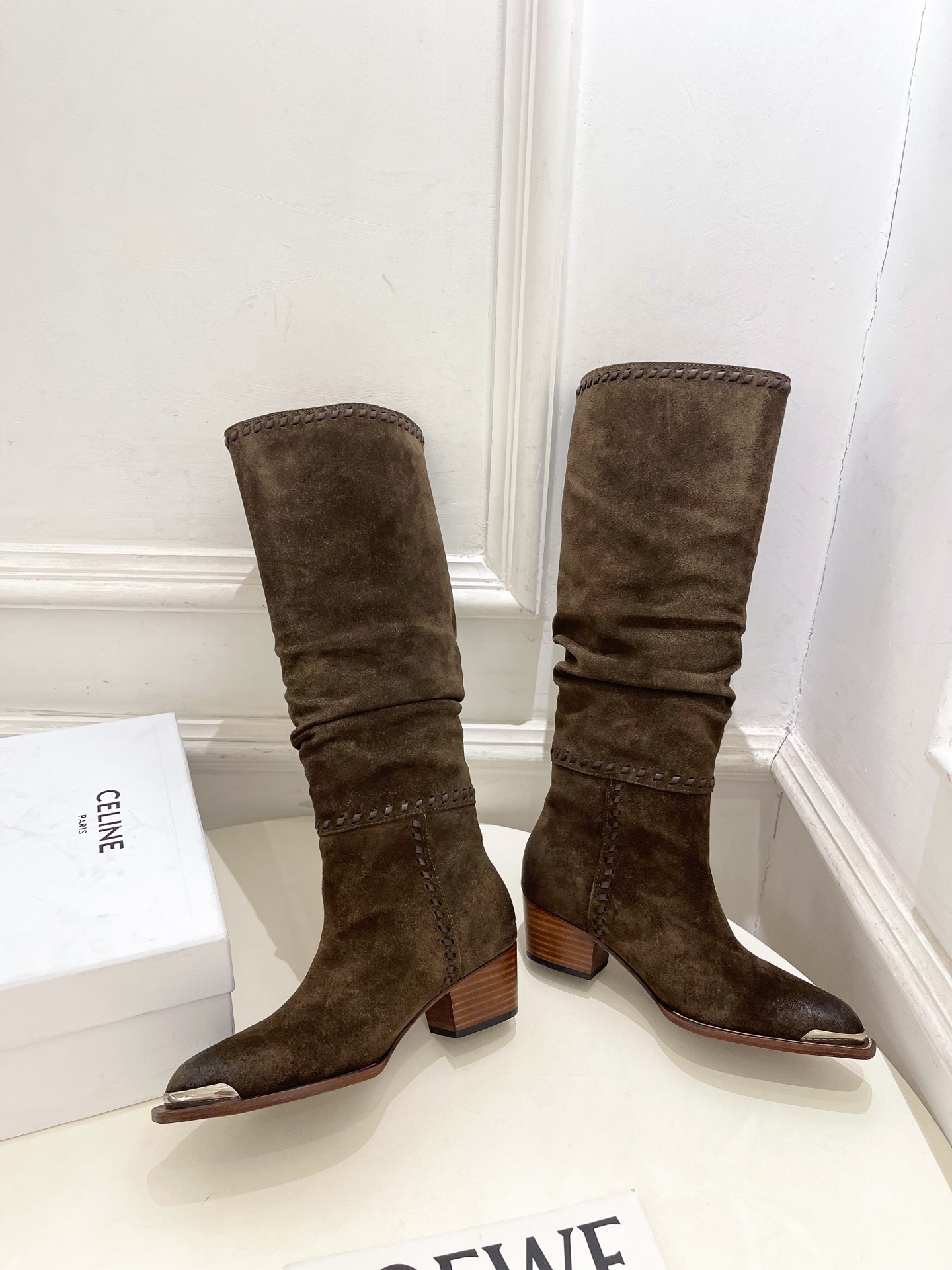 CELINE | 赛琳 26𝐬𝐬 💛2026秋冬新品 复古金属头西部粗跟堆堆靴长靴 上新! 🔜BS 这一季的赛琳真 CELINE | 赛琳 26𝐬𝐬 💛2026秋冬新品 复古金属头西部粗跟堆堆靴长靴 上新! 🔜BS 这一季的赛琳真