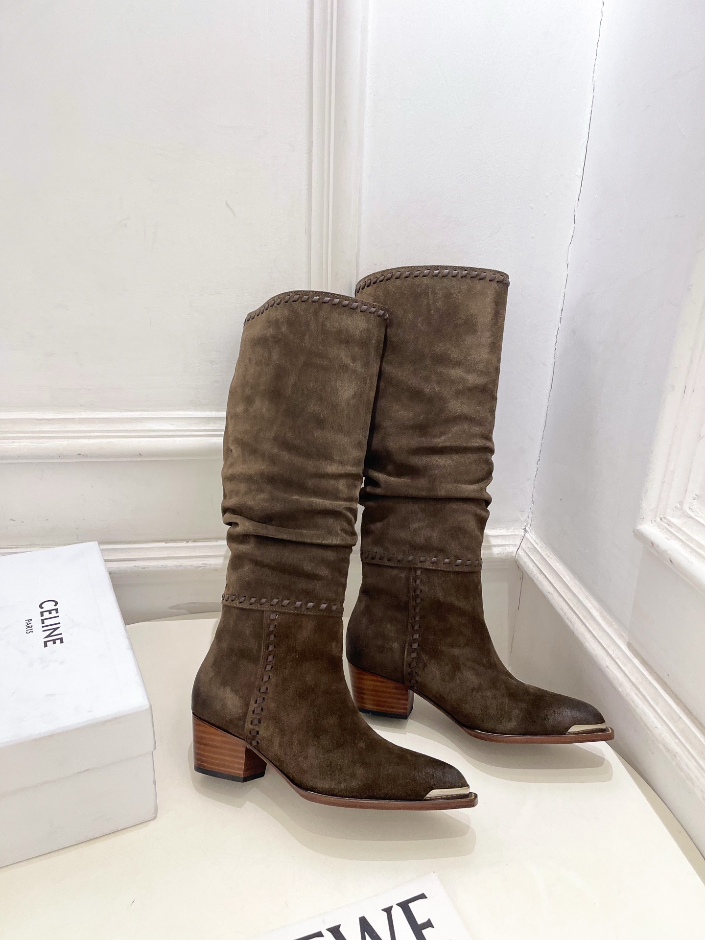 CELINE | 赛琳 26𝐬𝐬 💛2026秋冬新品 复古金属头西部粗跟堆堆靴长靴 上新! 🔜BS 这一季的赛琳真 CELINE | 赛琳 26𝐬𝐬 💛2026秋冬新品 复古金属头西部粗跟堆堆靴长靴 上新! 🔜BS 这一季的赛琳真