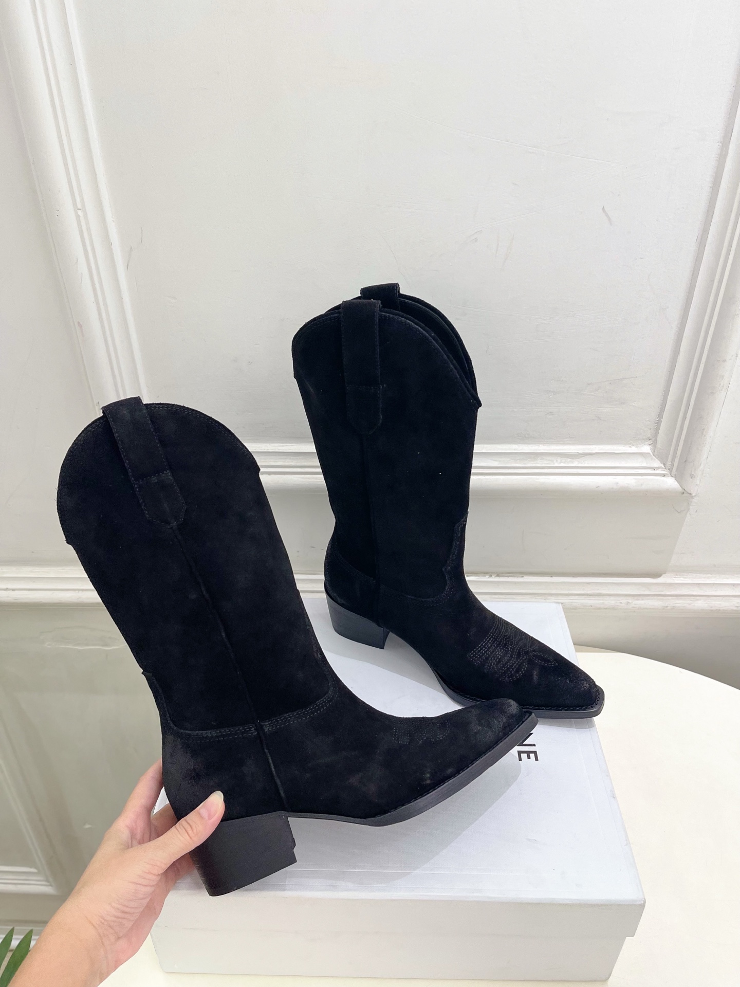 CELINE | 赛琳 26𝐬𝐬 💛2026秋冬新品 复古西部刺绣粗跟短靴 上新! 🔜BS 这一季的赛琳真的是开了 CELINE | 赛琳 26𝐬𝐬 💛2026秋冬新品 复古西部刺绣粗跟短靴 上新! 🔜BS 这一季的赛琳真的是开了