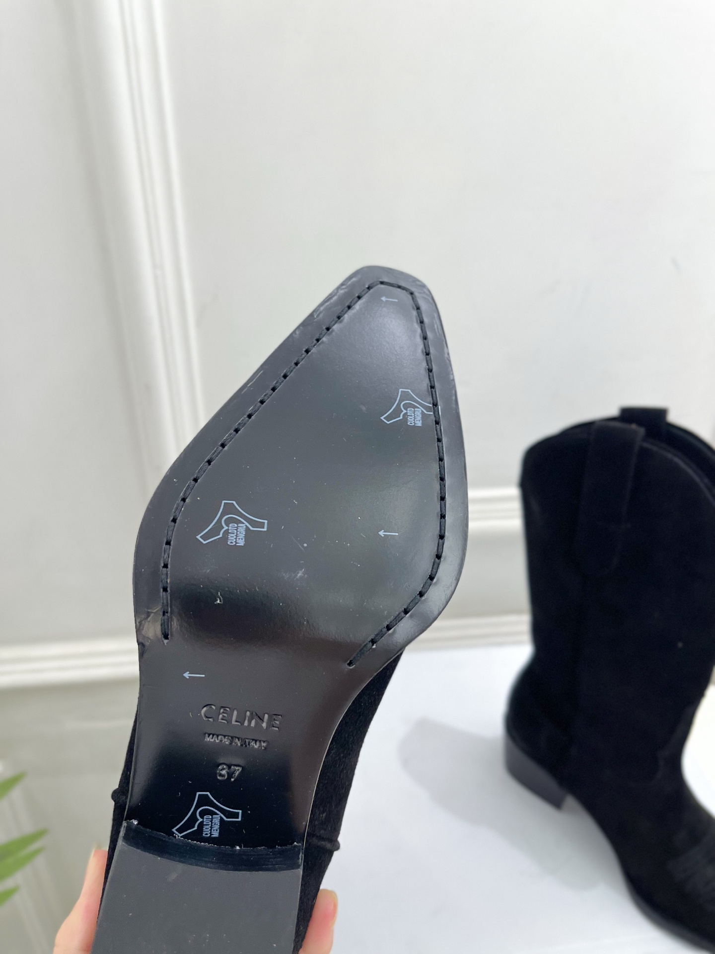 CELINE | 赛琳 26𝐬𝐬 💛2026秋冬新品 复古西部刺绣粗跟短靴 上新! 🔜BS 这一季的赛琳真的是开了 CELINE | 赛琳 26𝐬𝐬 💛2026秋冬新品 复古西部刺绣粗跟短靴 上新! 🔜BS 这一季的赛琳真的是开了
