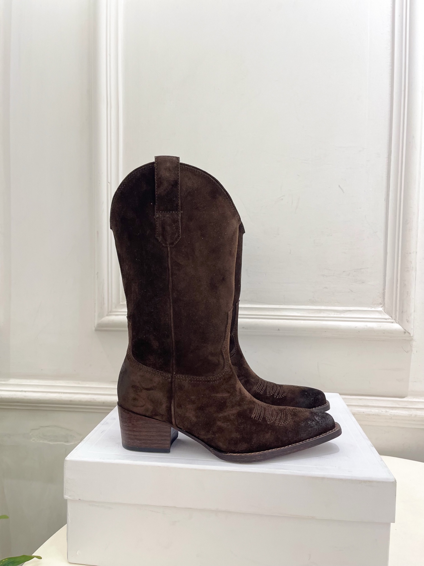 CELINE | 赛琳 26𝐬𝐬 💛2026秋冬新品 复古西部刺绣粗跟短靴 上新! 🔜BS 这一季的赛琳真的是开了 CELINE | 赛琳 26𝐬𝐬 💛2026秋冬新品 复古西部刺绣粗跟短靴 上新! 🔜BS 这一季的赛琳真的是开了
